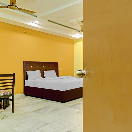 Oyo 81589 Aruna Dwraka Homes Hyderabad Eksteriør billede