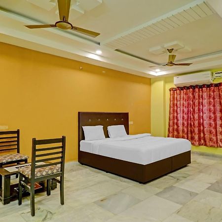 Oyo 81589 Aruna Dwraka Homes Hyderabad Eksteriør billede