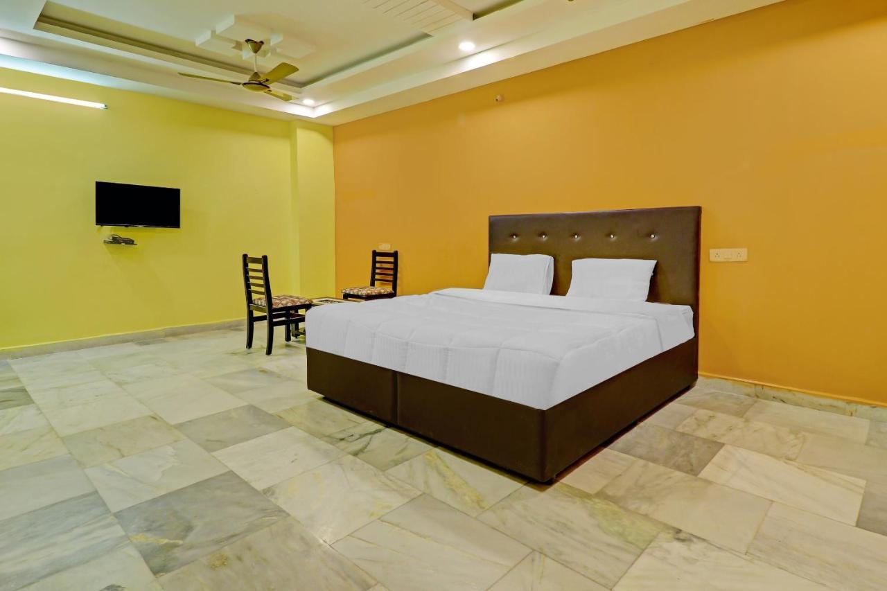 Oyo 81589 Aruna Dwraka Homes Hyderabad Eksteriør billede