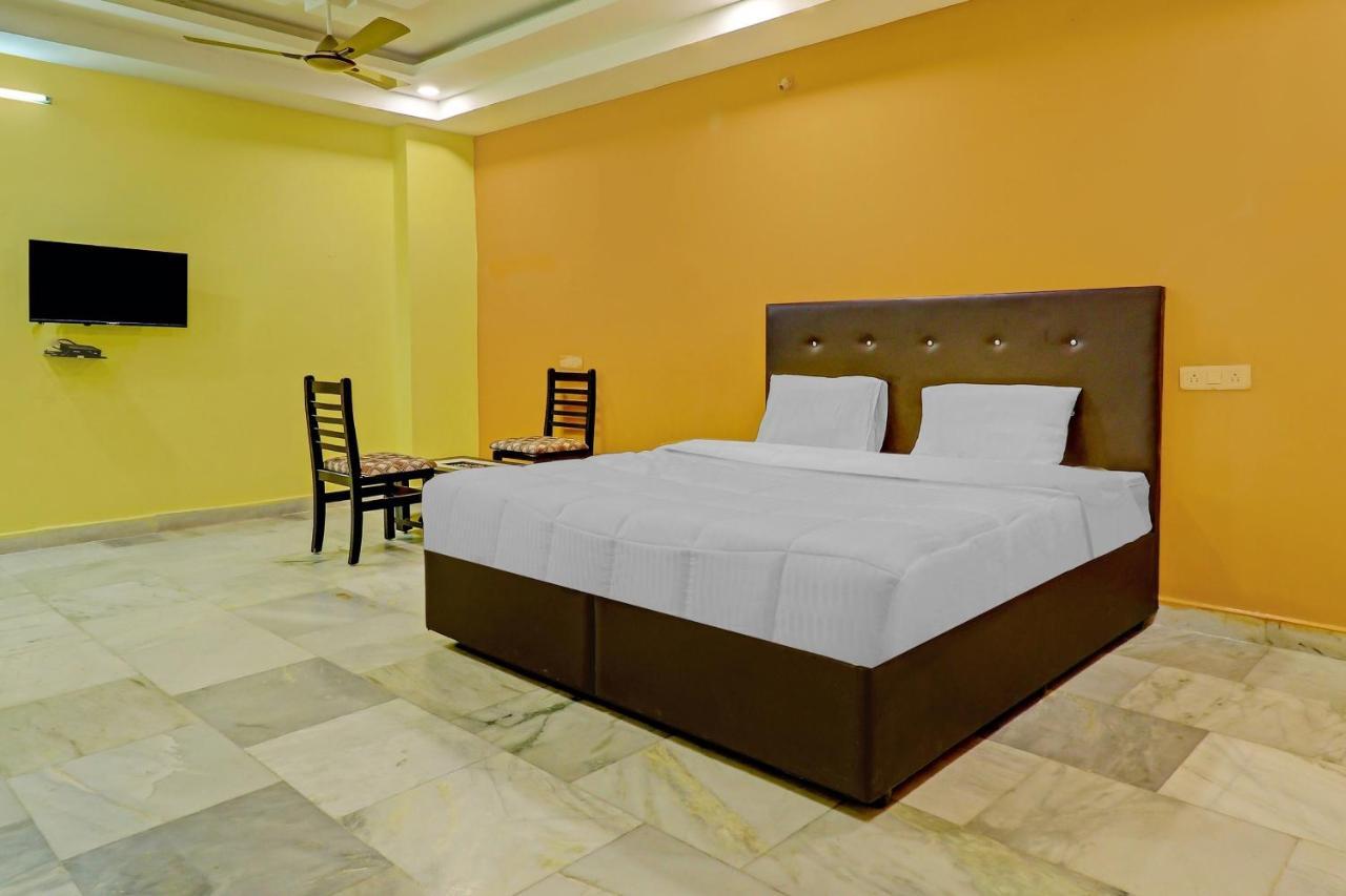 Oyo 81589 Aruna Dwraka Homes Hyderabad Eksteriør billede