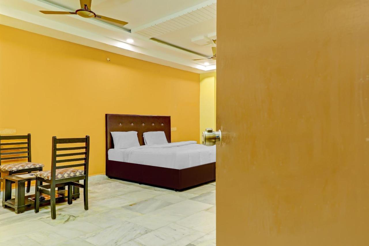 Oyo 81589 Aruna Dwraka Homes Hyderabad Eksteriør billede