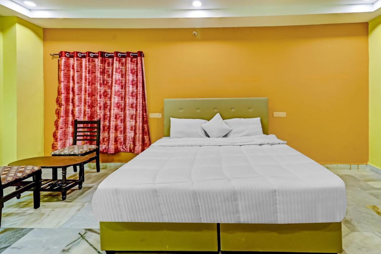 Oyo 81589 Aruna Dwraka Homes Hyderabad Eksteriør billede